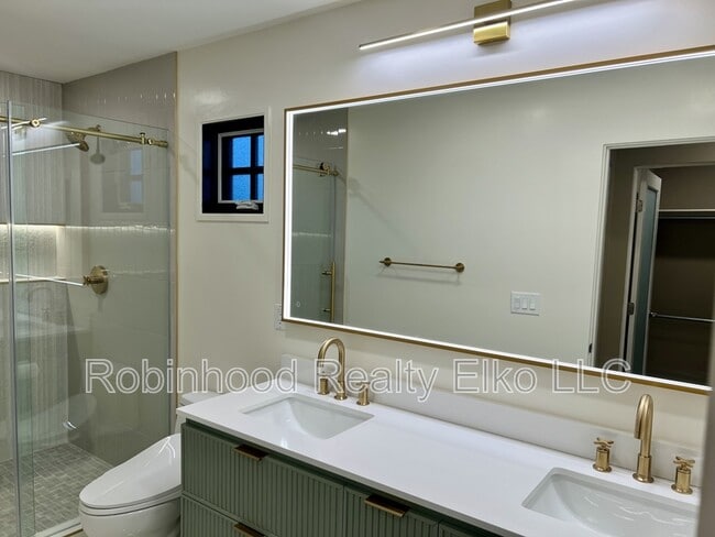 Building Photo - 753 Oak St