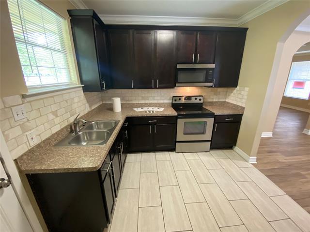 Building Photo - 2511 Fernwood Ave