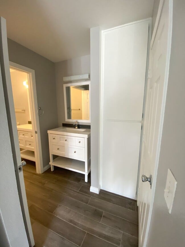 Building Photo - REMODELED 2Bd/1Ba Condo w/ Patio!