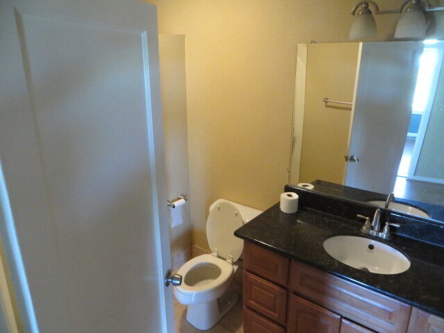 Building Photo - Country Home, 4BR+ Den/2BA, Blt 1960’s - L...