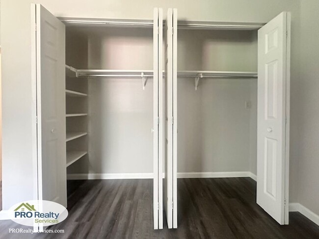 Building Photo - Recently Remodeled Condo **Half off 1 Mont...