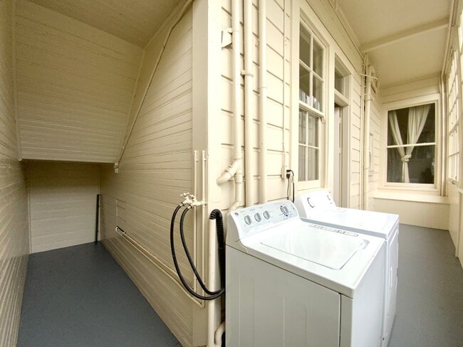 Building Photo - SPACIOUS 4BR! Laundry IN-UNIT! Great Locat...