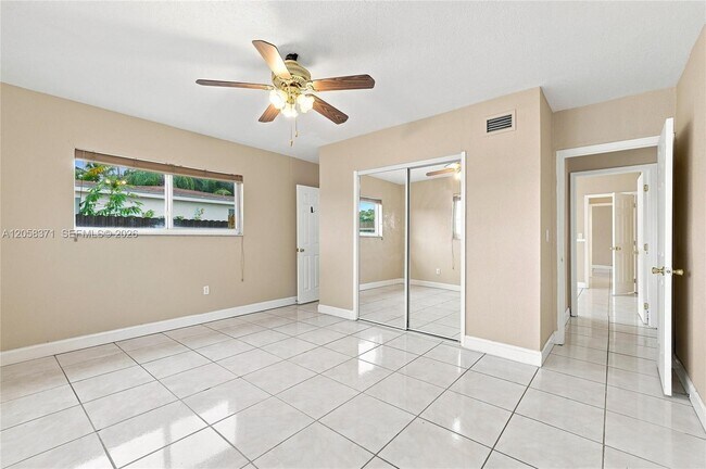 Building Photo - 2220 Desoto Dr