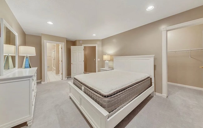Building Photo - Garden Level in Luxury Home Available Now