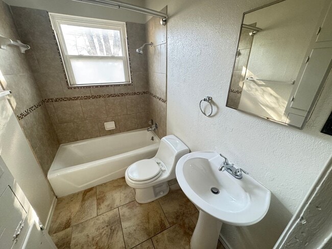 Building Photo - 2601 Live Oak Dr