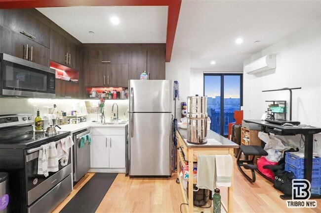 Building Photo - Hull Street