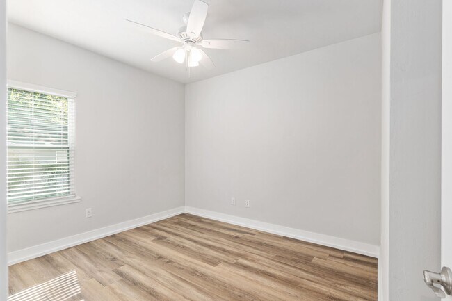 Building Photo - Spacious 3 Bedroom Home in Downtown Gainesville