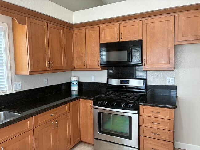 Building Photo - 3 Bedrooms with big backyard-CALL FOR OUR MOVE IN SPECIAL