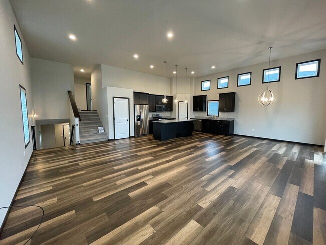 Building Photo - Spacious 4 Bed, 3 Bath Home in West Fargo