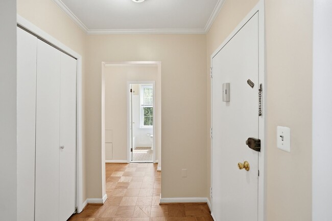 Building Photo - 3535 Chevy Chase Lake Dr