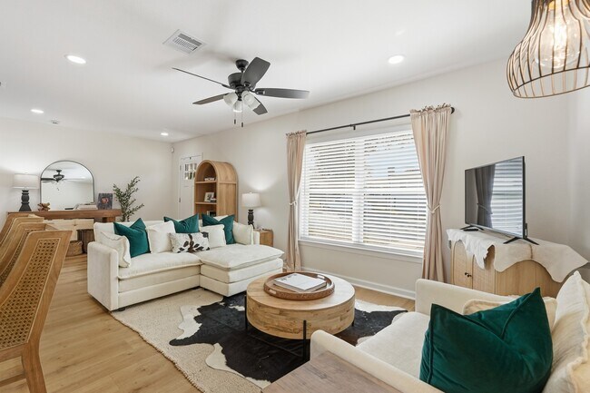 Building Photo - 712 E Kuehn St