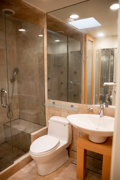 Building Photo - 1810 N Fremont St