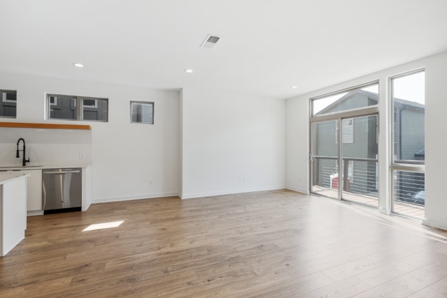 Building Photo - 3060 Edwin Cir