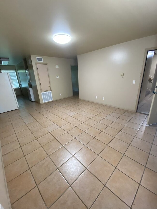 Building Photo - 110 W 5th St