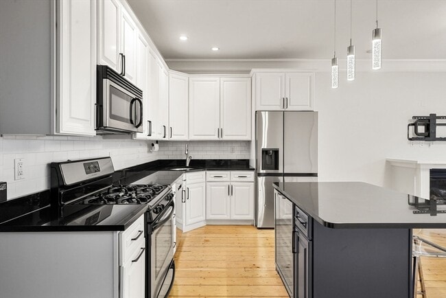 Building Photo - 703 E 4th St