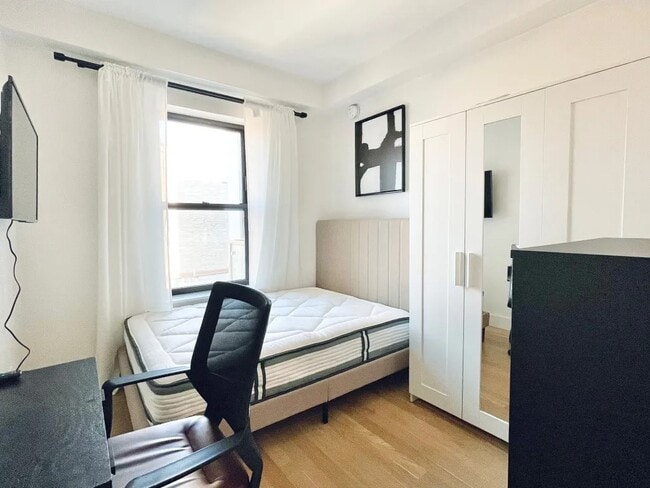 Building Photo - Furnished room/NOT APARTMENT