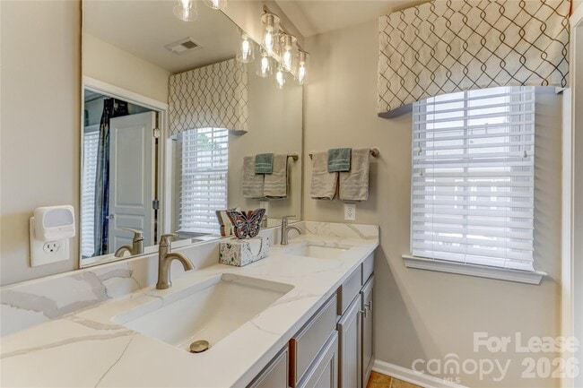 Building Photo - 905 Lyndley Dr