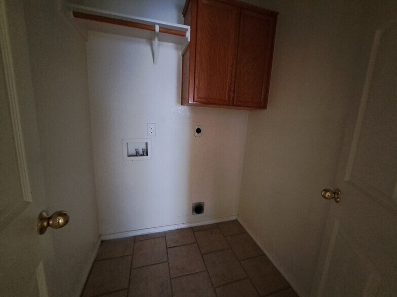 Laundry room - 4100 Cambridge Dr
