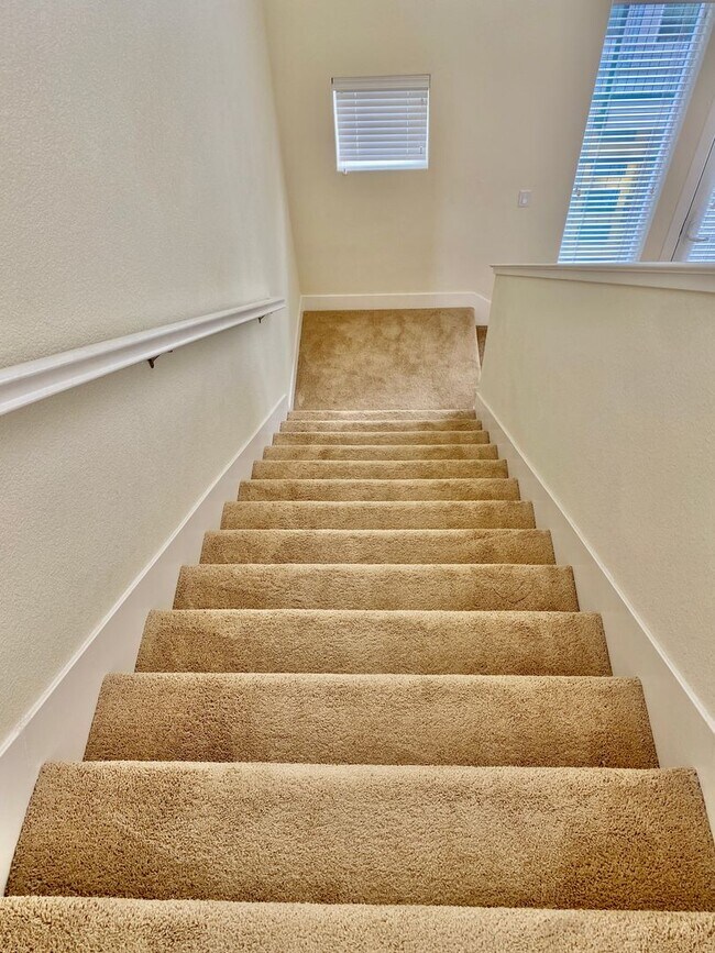Building Photo - ALMOST NEW, SUPER CLEAN 2 BED, 2.5 BATHS, WOOD FLOORS, STAINLESS STEEL APPLIANCES, CLUBHOUSE WITH...