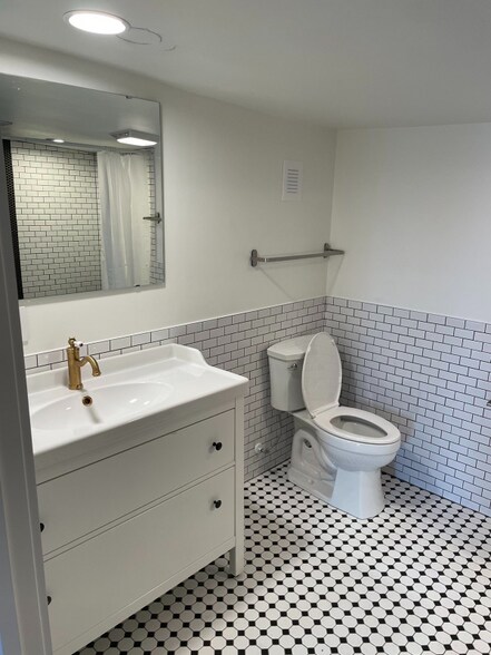 Building Photo - 119 W Main St