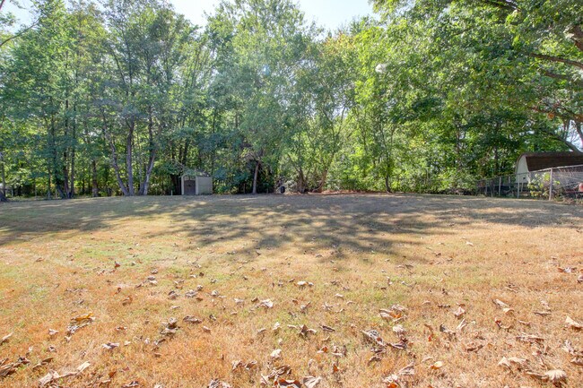 Building Photo - 554 Roselawn Dr