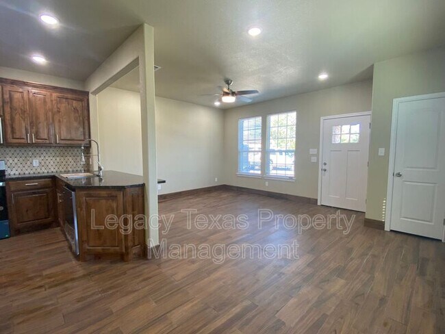 Building Photo - 105 Sabine Ave