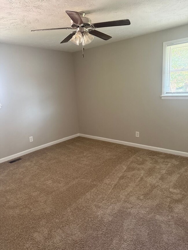 Building Photo - Awesome 4 or 5 Bedroom with 1.5 bath