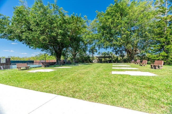 Building Photo - 361 SW South River Dr