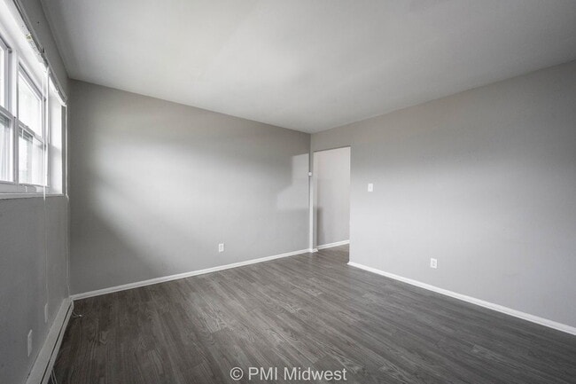 Building Photo - 823 Iowa St