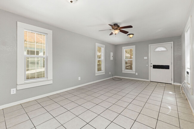 Building Photo - 330 Gem Ln