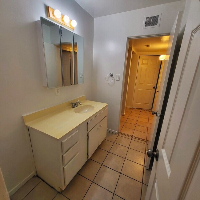 Building Photo - AFFORDABLE HOME IN PHOENIX JUST EAST OF DO...