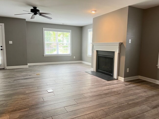 Building Photo - Spacious 3 Bed | 3.5 Bath End Unit Townhom...