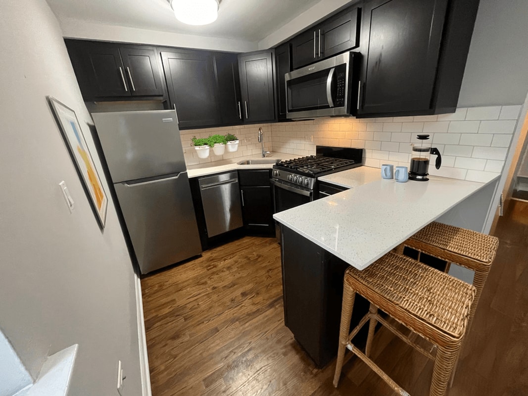 Building Photo - 525 W Oakdale Ave