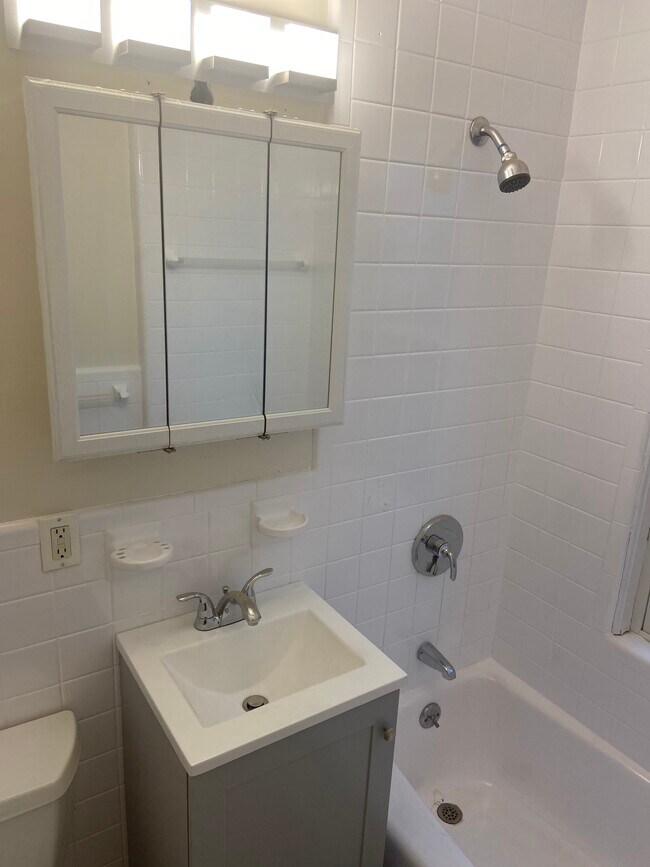 Building Photo - 4 Fairlawn Ave