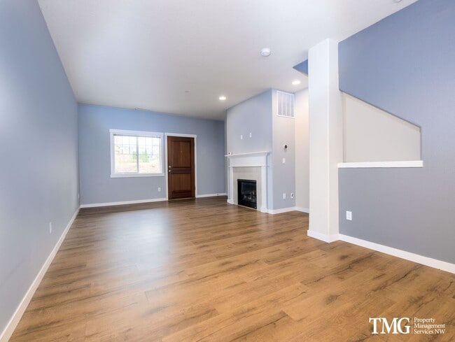 Building Photo - Beautiful 2br/2ba Townhome in Great Wilsonville Location!