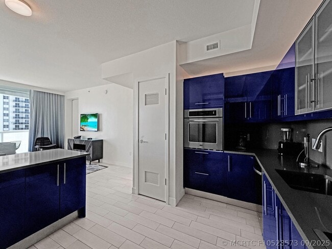 Building Photo - 3101 Bayshore Dr