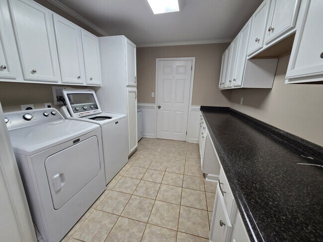 Building Photo - 4680 Forest Manor Dr