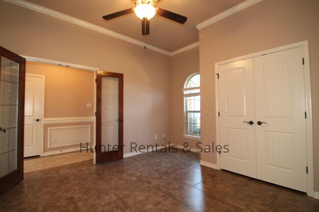 Building Photo - Evergreen Estates Beauty!