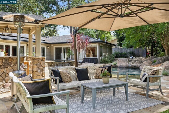 Building Photo - 783 Los Palos Manor