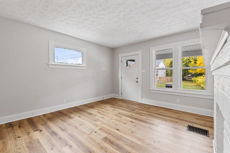 LIVING ROOM - 1024 Lockbourne Rd