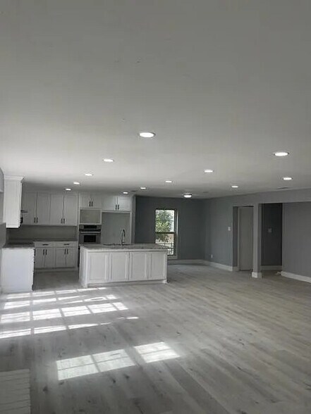 Building Photo - Room in House on Springhill Dr