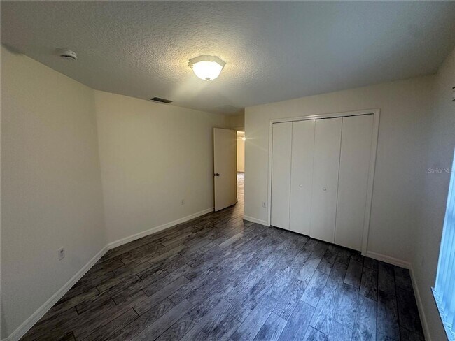 Building Photo - 809 Dennis Ave