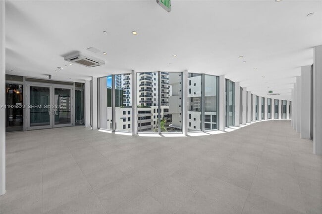 Building Photo - 700 NE 24th St