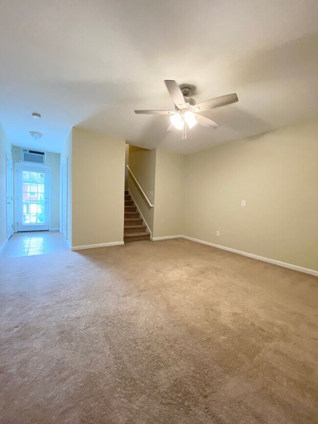 Building Photo - Beautiful 3 Bed 2.5 Bath House
