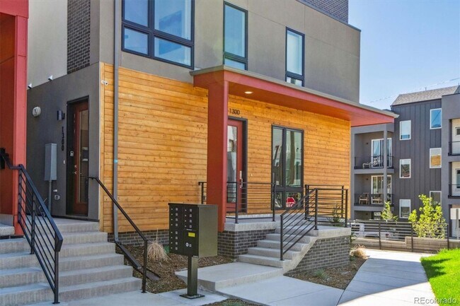 Building Photo - Brand New Build Townhome with Rooftop and ...