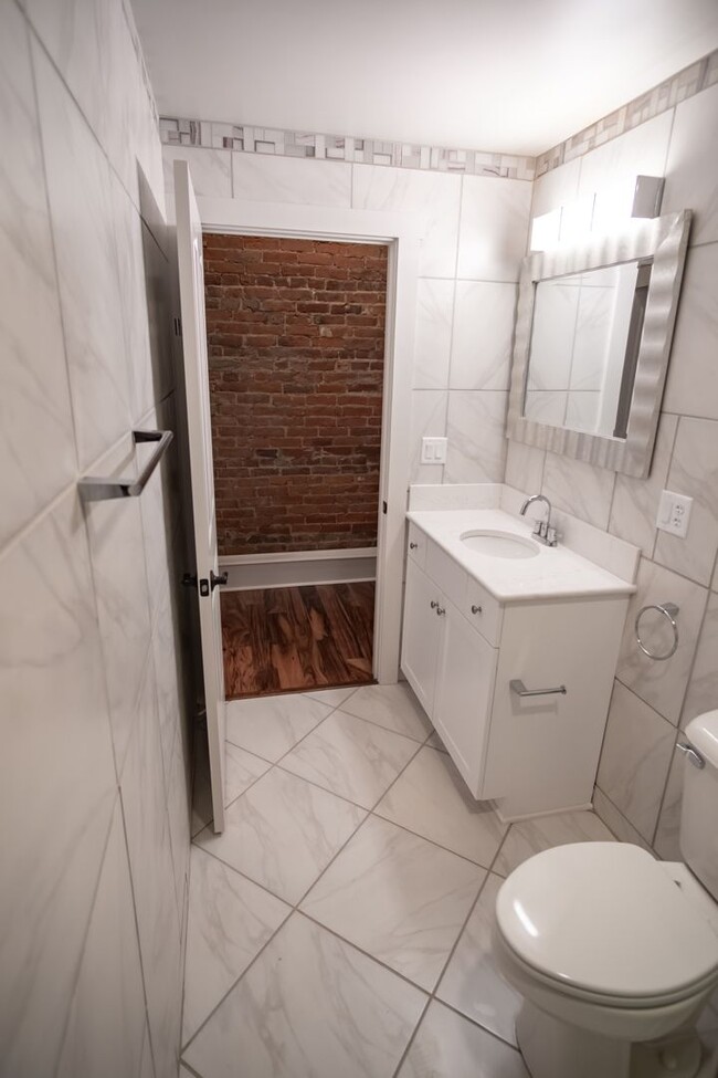 Building Photo - Downtown Luxury Loft Apartment