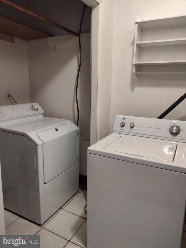 Building Photo - 1821 Parkside Dr