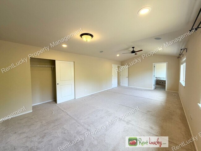 Building Photo - Amazing 5 Bedroom Home in Bothell with Gorgeous Finishes and Large Family Room!