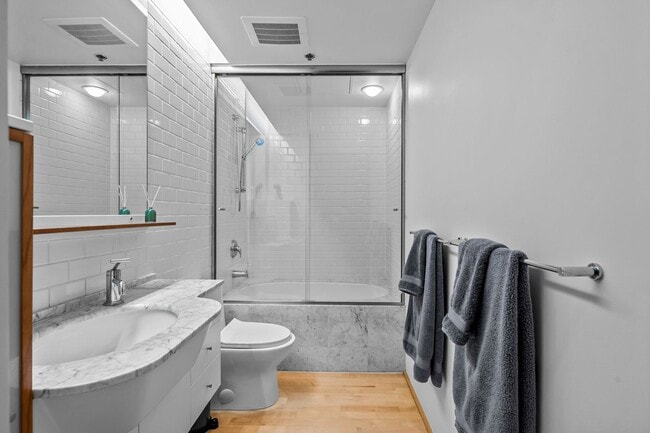 Building Photo - Gorgeous One Bedroom Luxury Condo in Ballp...