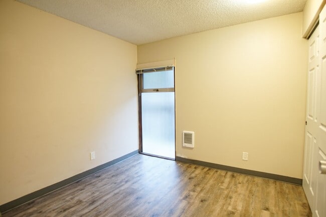 Building Photo - Nicely Updated Top Floor Corner 2-Bdr Near OHSU w/Private Balcony!